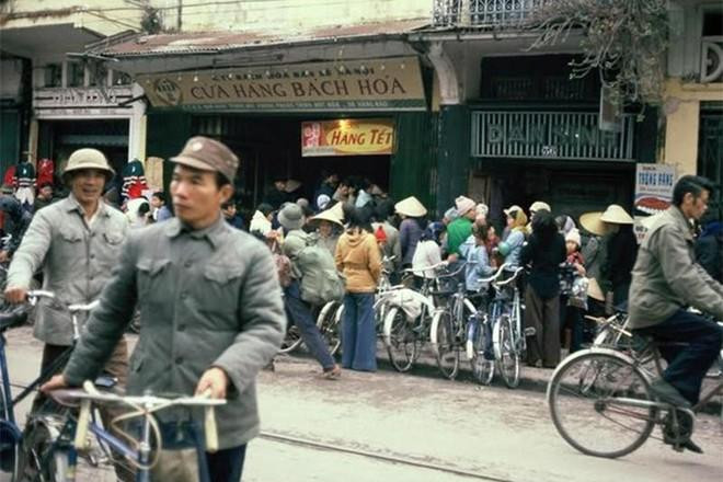 Thời bao cấp, dù cuộc sống có nhiều thiếu thốn nhưng tinh thần tự giác của người Hà Nội vẫn rất cao