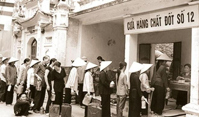 Người dân tự giác xếp hàng mua chất đốt, không hề có cảnh chen lấn, xô đẩy