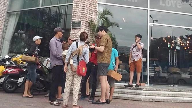 Nghề đánh giày bị biến tướng phức tạp, bị người dân và du khách phản ứng Nghề đánh giày bị biến tướng phức tạp, bị người dân và du khách phản ứng