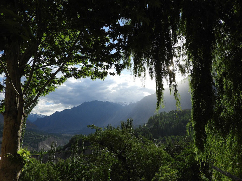 Hunza có khí hậu mát mẻ vào mùa hè với nhiệt độ cao nhất chỉ khoảng 25-27 độ C, lạnh giá vào mùa đông khi thường xuyên xuống mức âm độ C