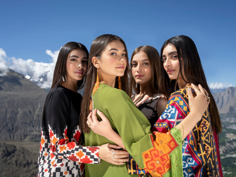 Phụ nữ Hunzas được đánh giá là đẹp nhất thế giới bởi nét đẹp trong sáng, thanh thoát, tươi trẻ, đặc biệt đến 60 tuổi vẫn có khả năng sinh con