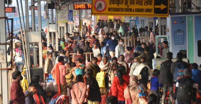 Giới chuyên gia y tế lo ngại, việc không thực hiện giãn cách sẽ khiến làn sóng lây nhiễm Omicron bùng phát