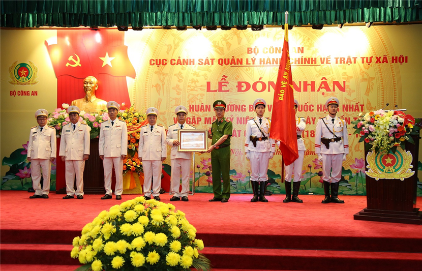 Thừa ủy quyền của Chủ tịch nước, Thứ trưởng Nguyễn Duy Ngọc trao Huân chương Bảo vệ Tổ quốc hạng Nhất cho Cục Cảnh sát QLHC về TTXH