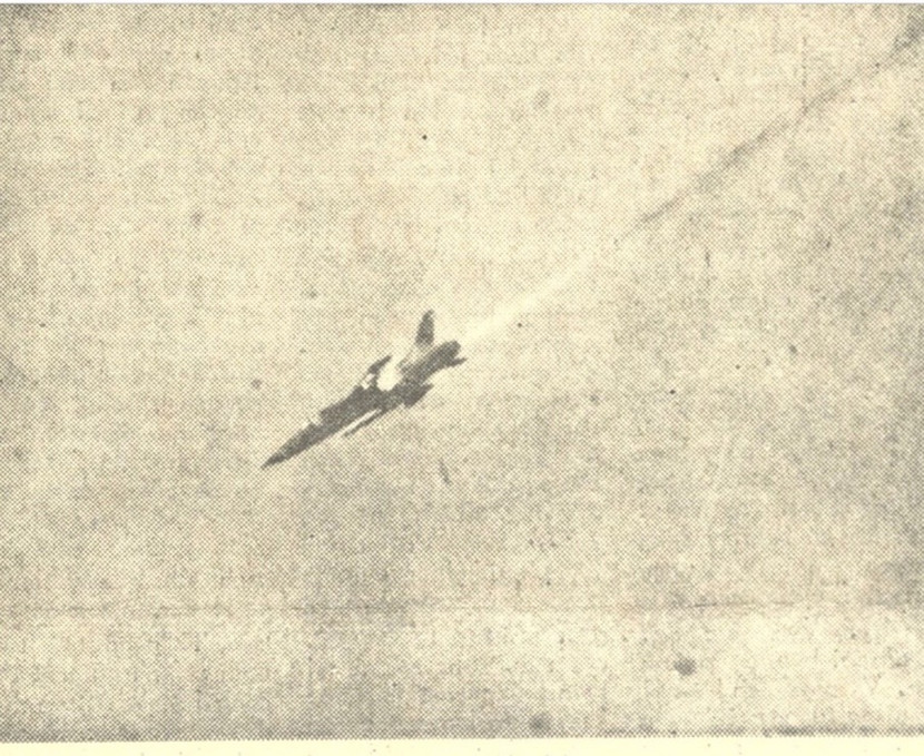 Chiếc máy bay Mỹ trúng đạn của quân và dân Hà Nội đang bốc cháy và lao xuống đất. Ảnh: Tư liệu Chiếc máy bay Mỹ trúng đạn của quân và dân Hà Nội đang bốc cháy và lao xuống đất. Ảnh: Tư liệu