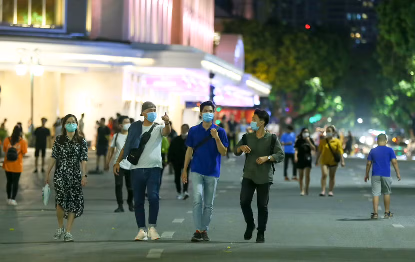 Người dân nên tiếp tục đeo khẩu trang nơi công cộng để phòng chống dịch Covid-19. Ảnh: LAM THANH