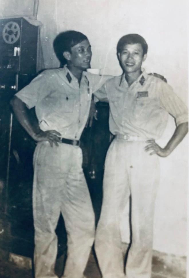 Đại úy Nguyễn Đức Đa (bên phải) cùng đồng đội năm 1978