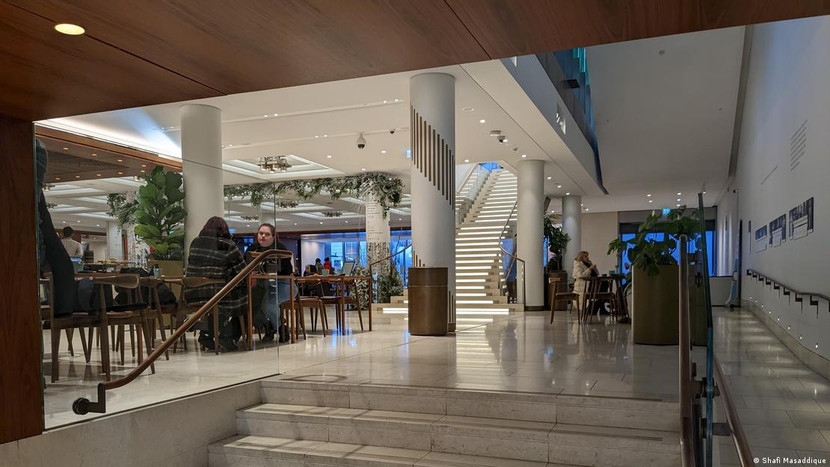 Nhà hát Opera Hoàng gia ở London mở rộng cửa cho những người đang cố gắng giữ ấm khi nhiệt độ ngoài trời giảm mạnh