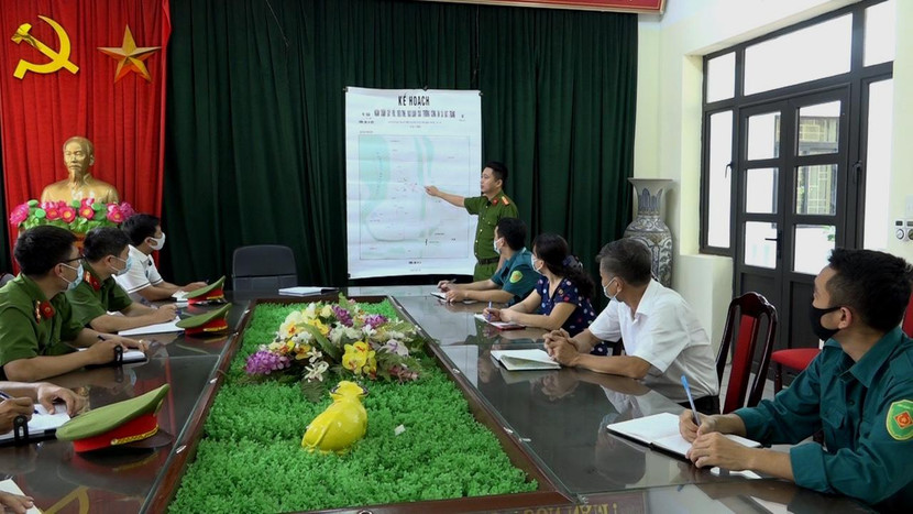 Thiếu tá Đỗ Xuân Đức - Trưởng Công an xã Bát Tràng (huyện Gia Lâm, Hà Nội) trình bày các phương án bố trí điểm chốt trên sơ đồ địa hình của xã Bát Tràng Thiếu tá Đỗ Xuân Đức - Trưởng Công an xã Bát Tràng (huyện Gia Lâm, Hà Nội) trình bày các phương án bố trí điểm chốt trên sơ đồ địa hình của xã Bát Tràng