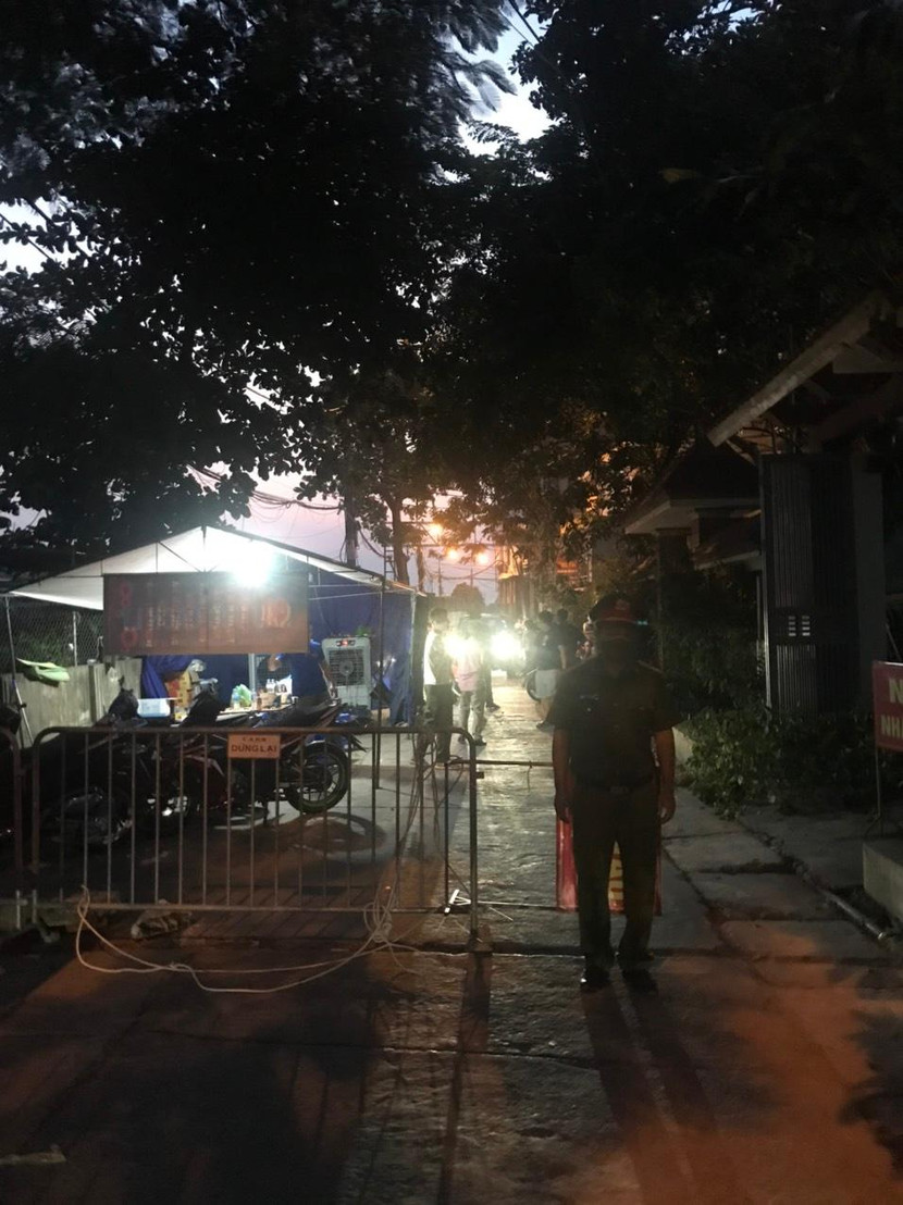 Ngày và đêm ở các điểm chốt ra vào xã Bát Tràng đều có lực lượng Công an xã ứng trực, kiểm soát 24/24h Ngày và đêm ở các điểm chốt ra vào xã Bát Tràng đều có lực lượng Công an xã ứng trực, kiểm soát 24/24h