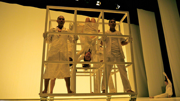 Nghệ sĩ đương đại phải tự tìm đường ảnh 1