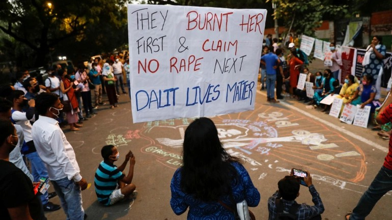 Người biểu tình ở New Delhi phản đối vụ giết hại dã man cô gái 19 tuổi ở Uttar Pradesh Người biểu tình ở New Delhi phản đối vụ giết hại dã man cô gái 19 tuổi ở Uttar Pradesh