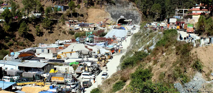 Ấn Độ vẫn đang nỗ lực tiếp cận 41 công nhân bị mắc kẹt trong đường hầm sau sự cố ngày 12-11-2023