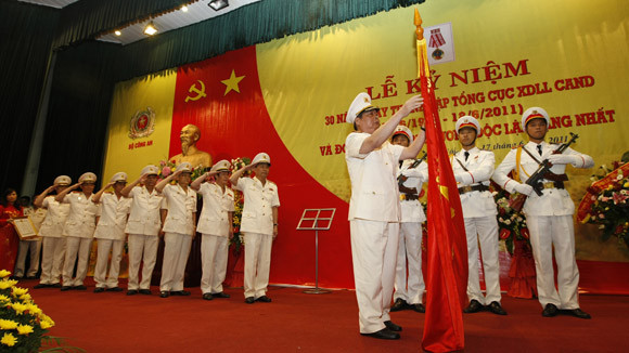 Đại tướng Lê Hồng Anh, Bộ trưởng Bộ Công an gắn Huân chương Độc lập hạng Nhất lên lá cờ truyền thống của lực lượng XDLL CAND