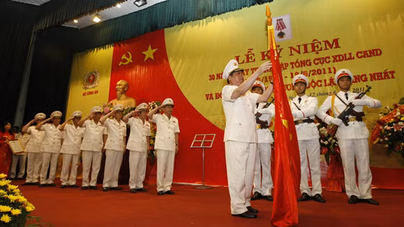 Đại tướng Lê Hồng Anh, Bộ trưởng Bộ Công an gắn Huân chương Độc lập hạng Nhất lên lá cờ truyền thống của lực lượng XDLL CAND