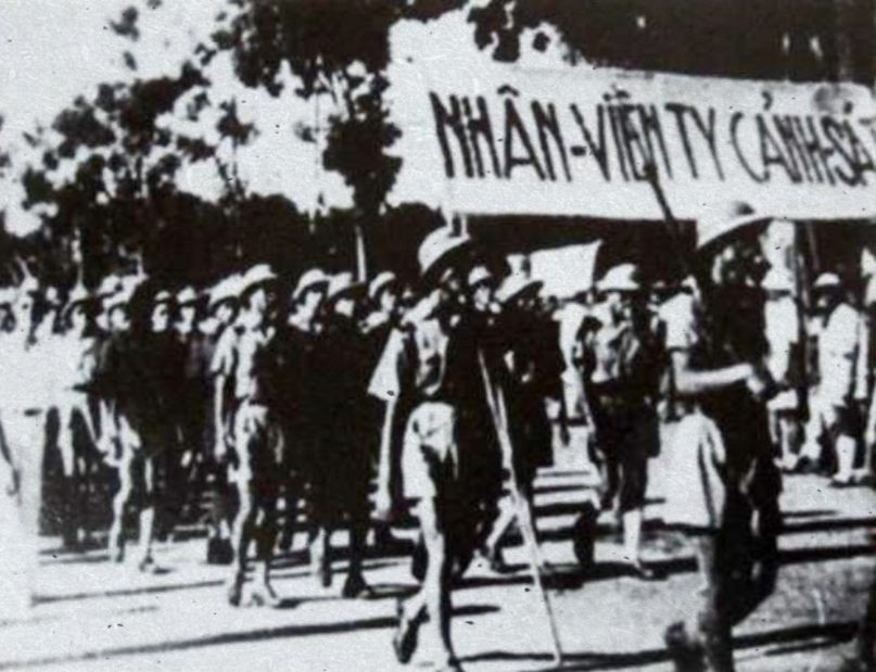 Nhân viên Ty Cảnh sát Hà Nội biểu dương lực lượng trong ngày 2/9/1945 tại Hà Nội. Ảnh tư liệu Nhân viên Ty Cảnh sát Hà Nội biểu dương lực lượng trong ngày 2/9/1945 tại Hà Nội. Ảnh tư liệu