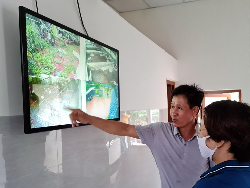 CCB Huỳnh Văn Bình (Quảng Nam) là gương điển hình làm kinh tế giỏi ở địa phương. Ảnh: T.NHAN