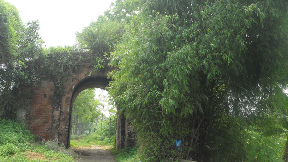 Phế thành bên quốc lộ ảnh 2