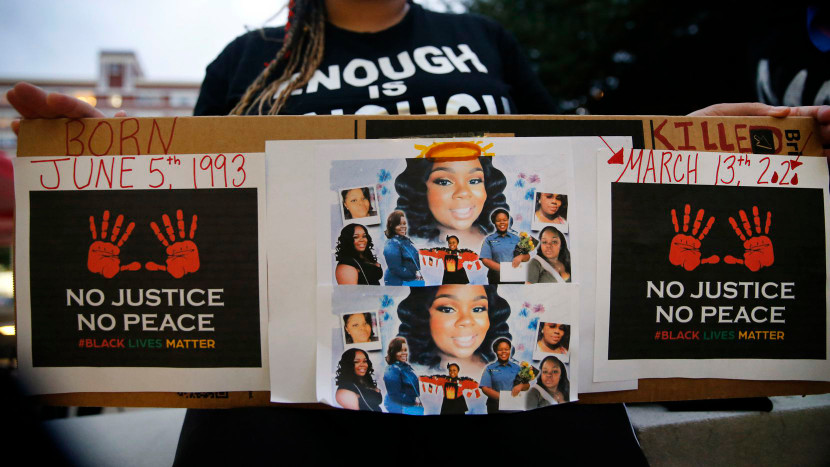 Cái chết của cô Breonna Taylor tiếp tục làm “dậy sóng” phong trào biểu tình ở Mỹ Cái chết của cô Breonna Taylor tiếp tục làm “dậy sóng” phong trào biểu tình ở Mỹ