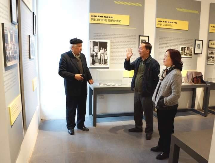 Du khách tham quan Bảo tàng Nhiếp ảnh Lai Xá