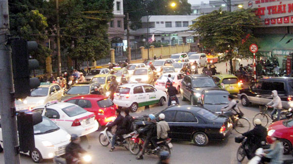 Ùn tắc do mạnh ai người nấy vượt ảnh 1