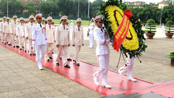 Lãnh đạo Đảng, Nhà nước, Bộ Công an tưởng niệm các anh hùng liệt sỹ ảnh 1