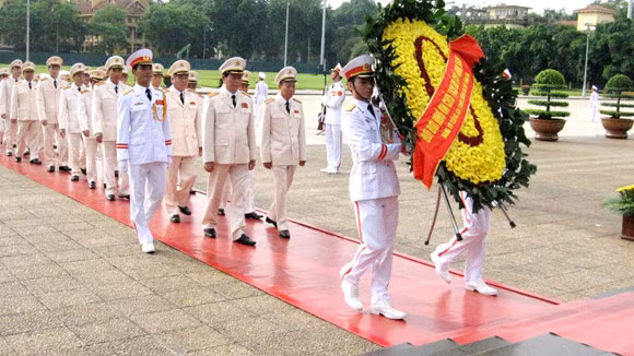 Lãnh đạo Đảng, Nhà nước, Bộ Công an tưởng niệm các anh hùng liệt sỹ ảnh 1