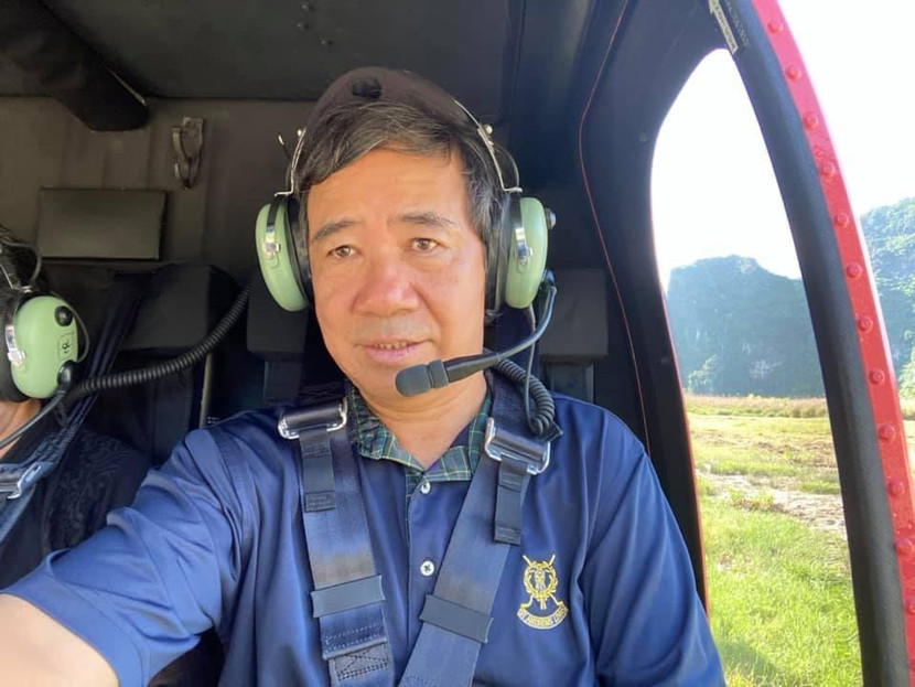 Tác giả Bình Ca trong một lần khảo sát Di sản Tràng An bằng trực thăng