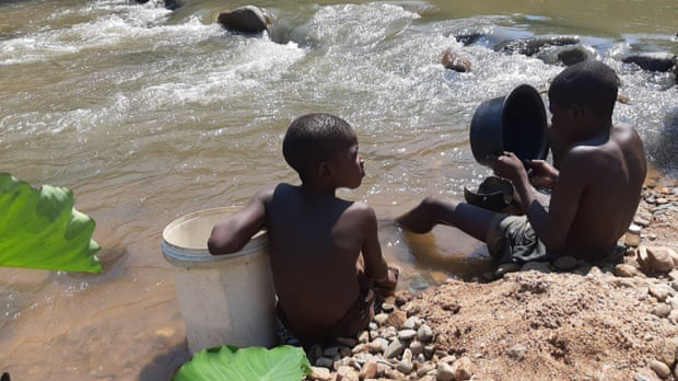 Trẻ em miền Đông Zimbabwe đãi vàng ở dọc sông sông Odzi