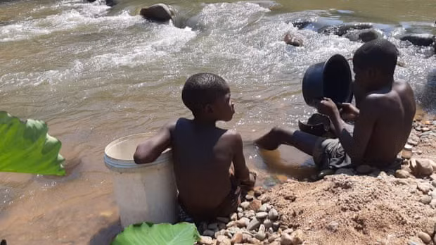 Trẻ em miền Đông Zimbabwe đãi vàng ở dọc sông sông Odzi Trẻ em miền Đông Zimbabwe đãi vàng ở dọc sông sông Odzi