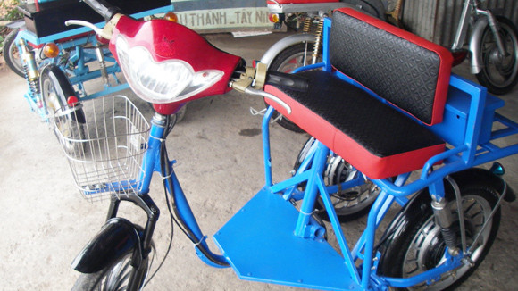 Xe điện 3 bánh qua mặt cơ quan quản lý ngay giữa Thủ đô ảnh 1