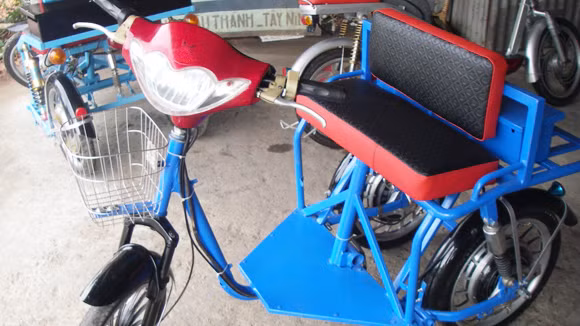 Xe điện 3 bánh qua mặt cơ quan quản lý ngay giữa Thủ đô ảnh 1