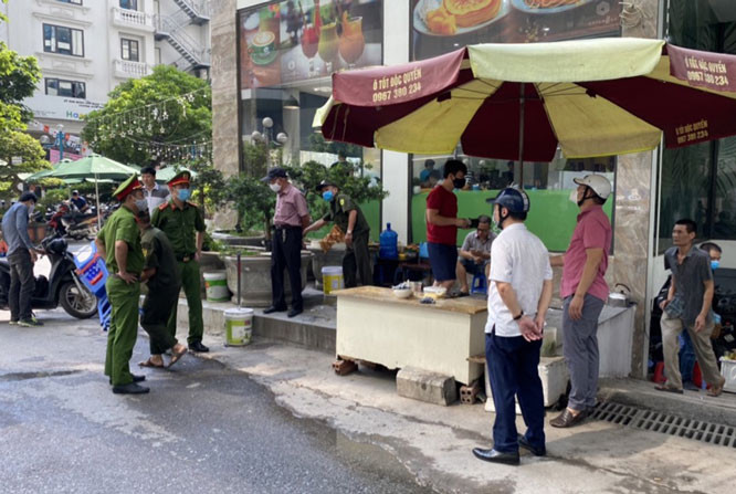 Lực lượng chức năng phường Nhân Chính, quận Thanh Xuân tuyên truyền, nhắc nhở điểm bán trà đá ở Khu đô thị Trung Hòa - Nhân Chính