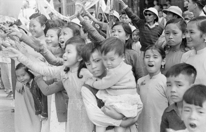 Các em nhỏ phố Hàng Đào vẫy cờ hoa chào đón các chiến sĩ Trung đoàn Thủ đô trong ngày 10-10-1954 (ảnh sưu tầm) Các em nhỏ phố Hàng Đào vẫy cờ hoa chào đón các chiến sĩ Trung đoàn Thủ đô trong ngày 10-10-1954 (ảnh sưu tầm)