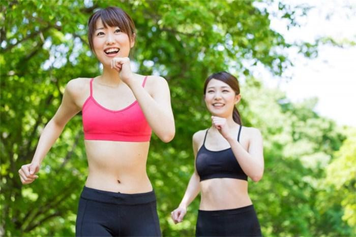 Vào mùa hè, thời điểm thích hợp nhất để tập thể dục là vào sáng sớm hoặc chiều muộn