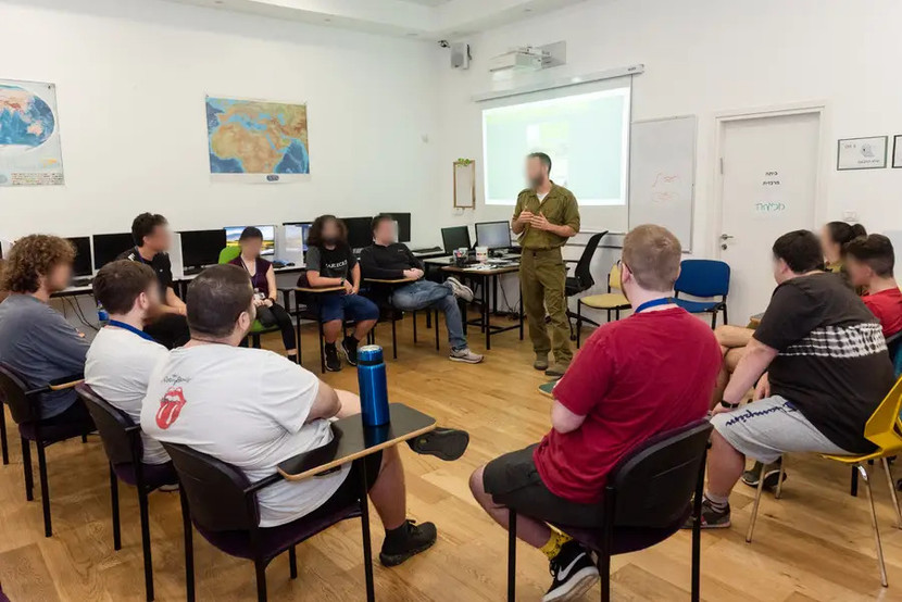 Học viên tham gia chương trình Ro'im Rachok tại trường Cao đẳng Học thuật Ono ở Kiryat Ono, Israel