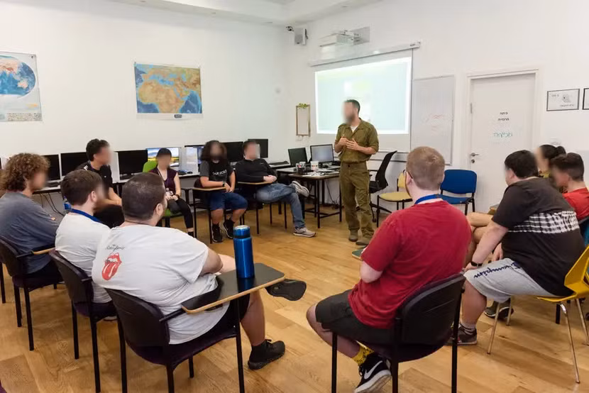 Học viên tham gia chương trình Ro'im Rachok tại trường Cao đẳng Học thuật Ono ở Kiryat Ono, Israel Học viên tham gia chương trình Ro'im Rachok tại trường Cao đẳng Học thuật Ono ở Kiryat Ono, Israel
