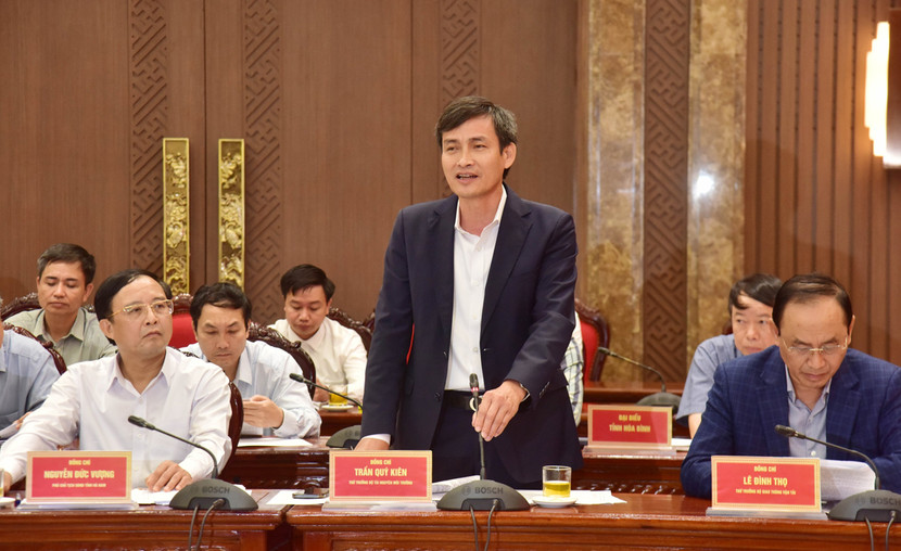 Thứ trưởng Bộ Tài nguyên và Môi trường Trần Quý Kiên phát biểu tại buổi làm việc