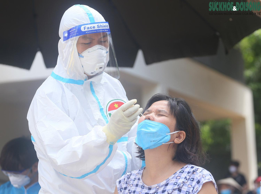 Nhân viên y tế lấy mẫu xét nghiệm SARS-CoV-2 cho người dân