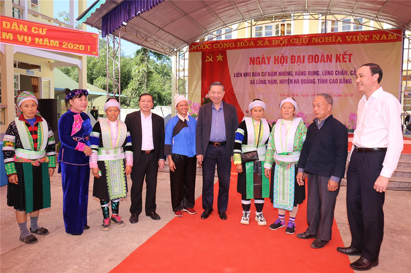 Đại tướng Tô Lâm cùng các đại biểu động viên, thăm hỏi bà con nhân dân xã Lũng Nặm, huyện Hà Quảng, tỉnh Cao Bằng Đại tướng Tô Lâm cùng các đại biểu động viên, thăm hỏi bà con nhân dân xã Lũng Nặm, huyện Hà Quảng, tỉnh Cao Bằng