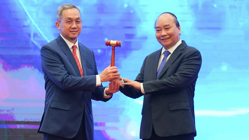 Thủ tướng Nguyễn Xuân Phúc trao chiếc búa gỗ cho Đại sứ Brunei tại Việt Nam - nghi lễ có ý nghĩa tượng trưng chuyển giao trọng trách nước giữ vai trò Chủ tịch ASEAN luân phiên năm 2021 cho Brunei Thủ tướng Nguyễn Xuân Phúc trao chiếc búa gỗ cho Đại sứ Brunei tại Việt Nam - nghi lễ có ý nghĩa tượng trưng chuyển giao trọng trách nước giữ vai trò Chủ tịch ASEAN luân phiên năm 2021 cho Brunei