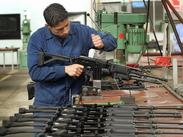 Công nhân Công ty Indumil làm việc trong nhà máy sản xuất súng trường Galil ở thành phố Soacha, Colombia Công nhân Công ty Indumil làm việc trong nhà máy sản xuất súng trường Galil ở thành phố Soacha, Colombia
