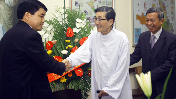 Lãnh đạo CATP chúc mừng Giáo xứ Thái Hà và Giáo xứ Hàm Long ảnh 1