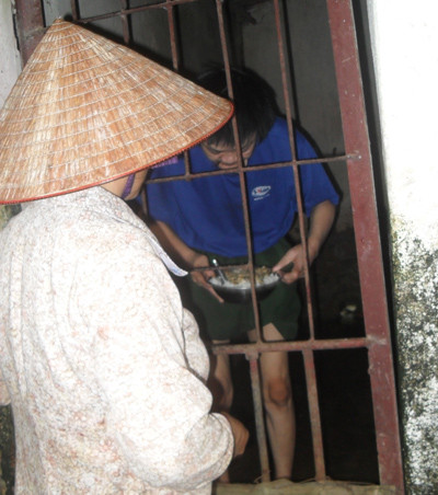 Chuyện rùng rợn, đau khổ đến tận cùng tại ngôi làng của những người điên ảnh 2