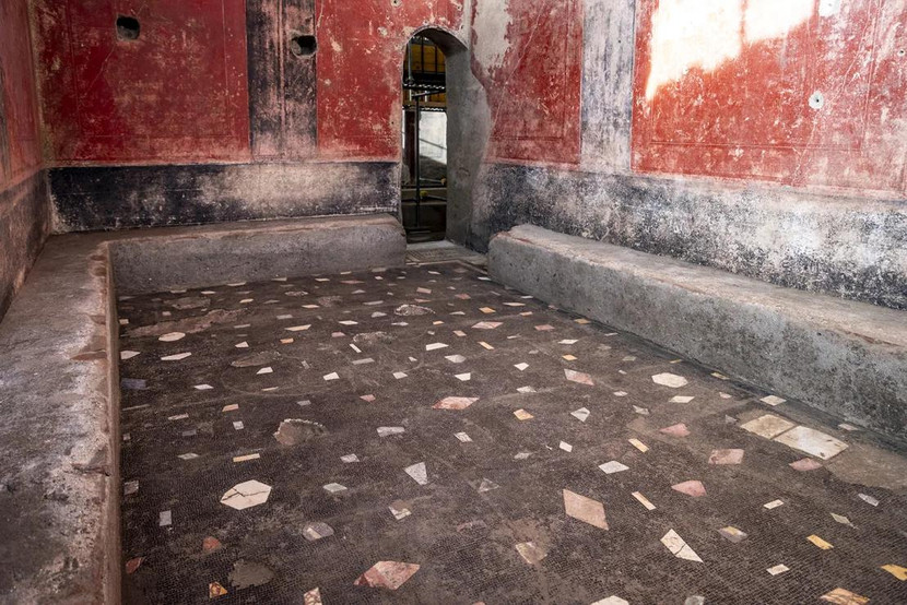 Theo Công viên Khảo cổ học Pompeii, những chiếc ghế dài trong phòng thay đồ cho thấy spa có thể chứa lên đến 30 người. Ảnh: MIC-Pompeii