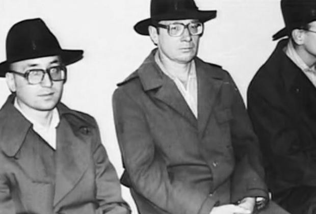 Kulik - kẻ sát hại 13 người (bìa trái) trong buổi thực nghiệm điều tra