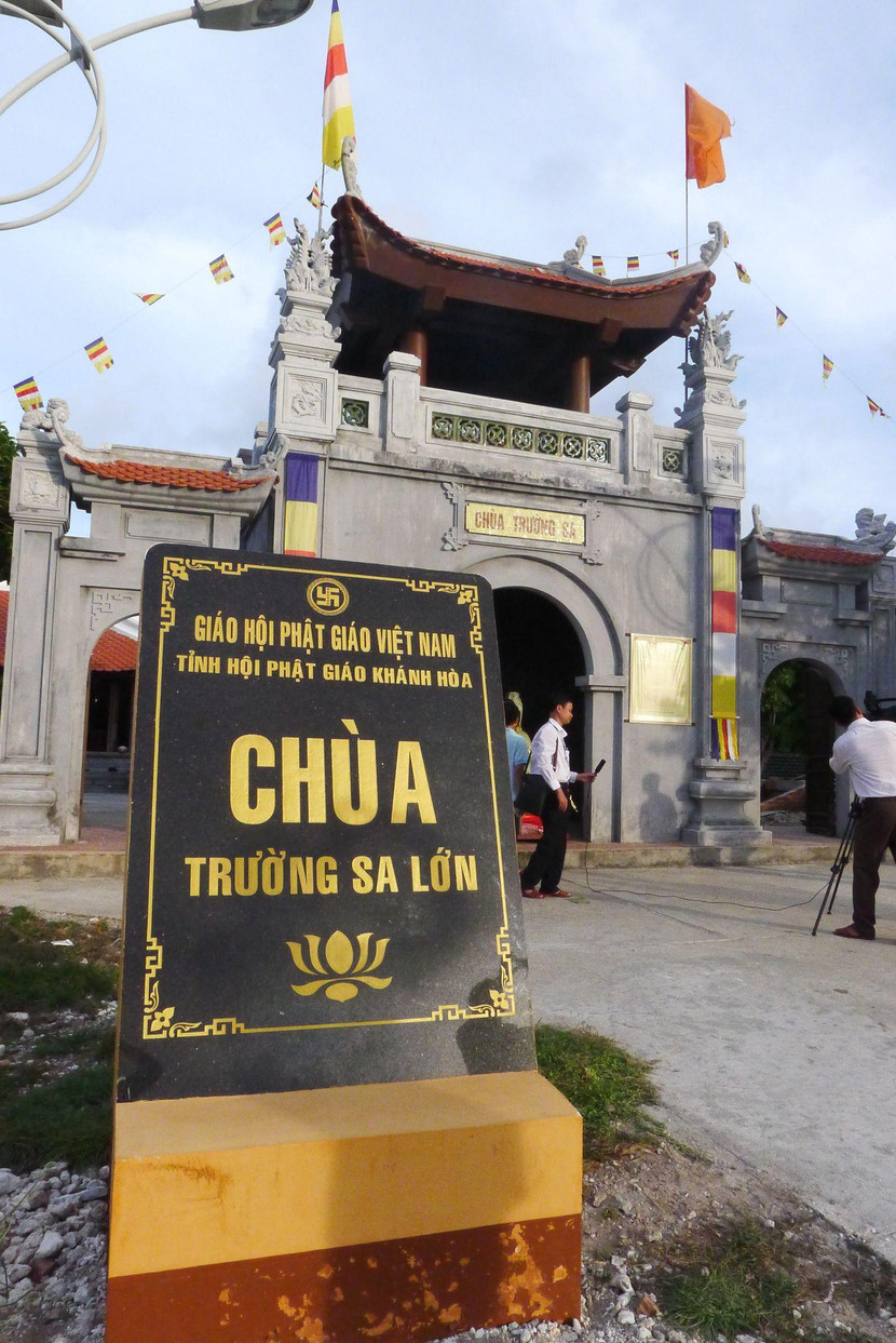 Ngoài thờ Phật, các chùa đều có ban thờ các Anh hùng liệt sĩ - những người con đất Việt đã hy sinh để bảo vệ Tổ quốc