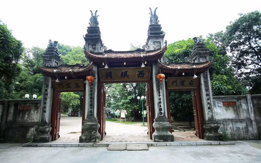 Cổng tam quan ngoài đền Voi Phục