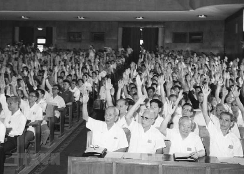 Sáng 2-7-1976, tại Kỳ họp thứ nhất, Quốc hội khóa VI đã thông qua Nghị quyết về tên nước, quốc kỳ, quốc huy, quốc ca, thủ đô... Ảnh: TTXVN