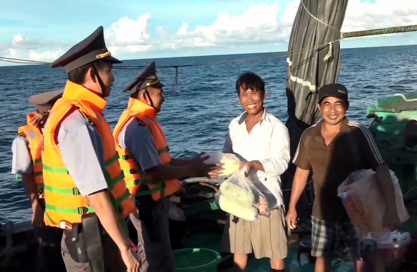 Lực lượng kiểm ngư luôn đồng hành cùng ngư dân bám biển