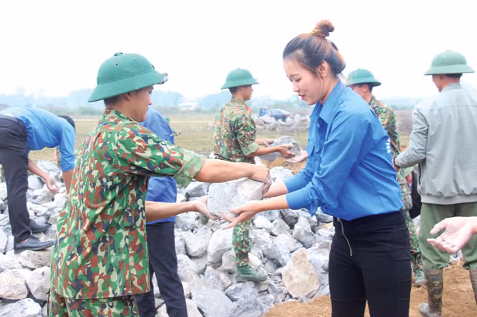 Hôm nay (7-9), Tòa án nhân dân TP Hà Nội mở phiên tòa xét xử sơ thẩm vụ án “Giết người” và “Chống người thi hành công vụ” xảy ra tại thôn Hoành, xã Đồng Tâm, huyện Mỹ Đức, Hà Nội. Vụ án được dư luận xã hội quan tâm, theo dõi do tính chất, mức độ nguy hiểm của hành vi phạm tội đã gây ra hậu quả đặc biệt nghiêm trọng, làm 3 cán bộ, chiến sĩ Công an hy sinh (Trong ảnh: Bộ đội cùng người dân vận chuyển vật liệu xây dựng tường rào sân bay Miếu Môn tại xã Đồng Tâm, huyện Mỹ Đức, Hà Nội, tháng 12-2019)